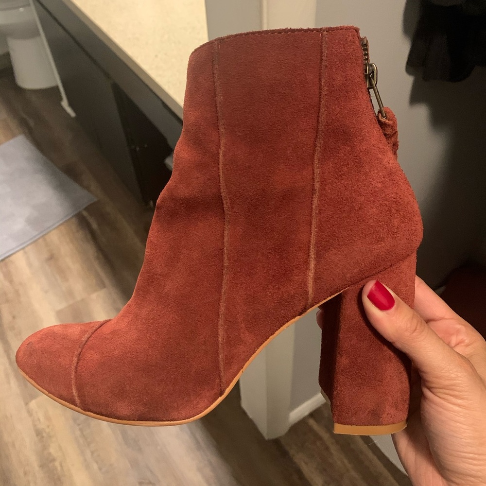 Maroon Able Heels — Size 7